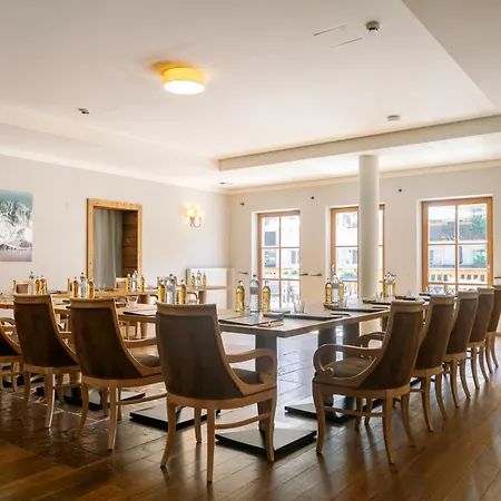 Henri Hotel
